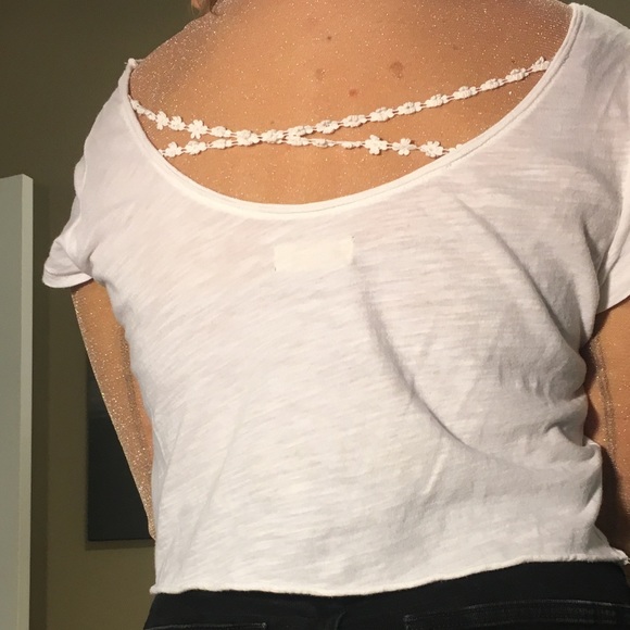 White crop with criss-cross daisy detailing - Picture 2 of 4